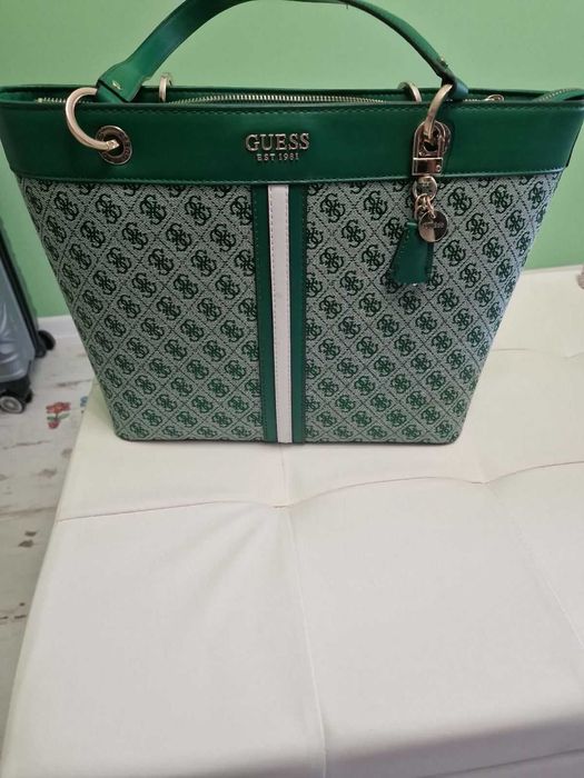 Дамска чанта GUESS