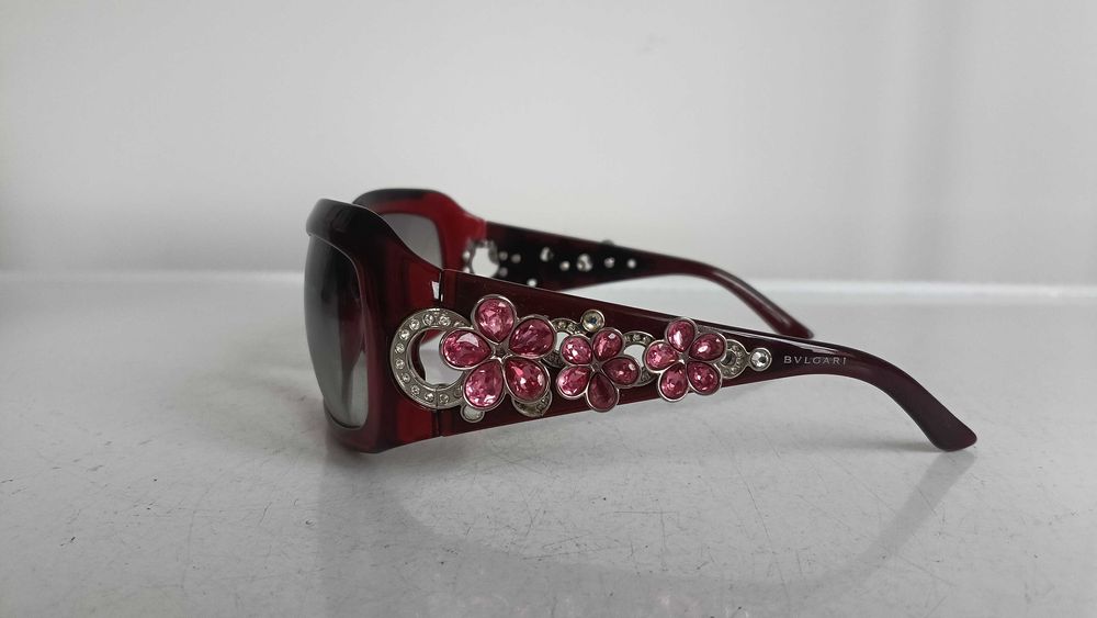 Bvlgari, серия  "Flower"  в цвят бордо. Дръжките са богато украсени с цветя, инкрустирани с розови кристали Swarovski