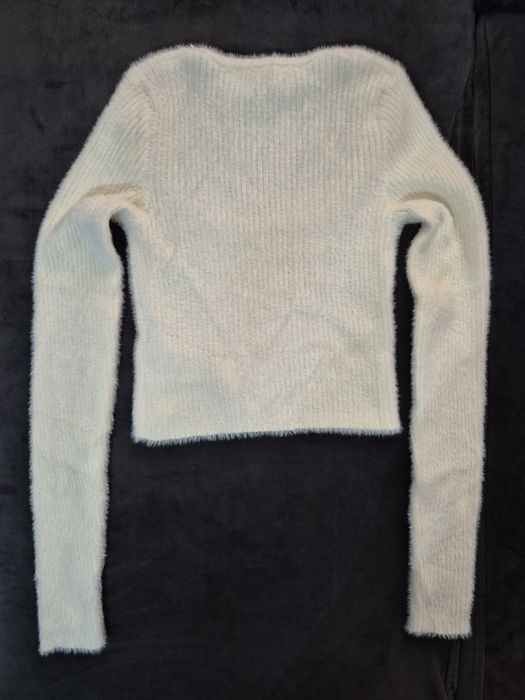 Pulover alb pufos Bershka, mărimea S