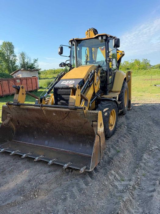 Vând buldoexcavator Caterpillar 428, achiziționat nou prin Bergerat Monnoyeur (dealer oficial CAT România) în 2021, 5400 ore