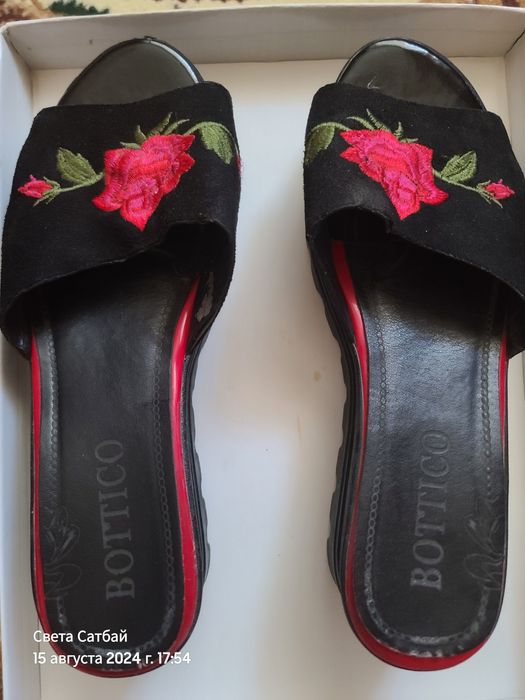 Аяк киимдер сатылады