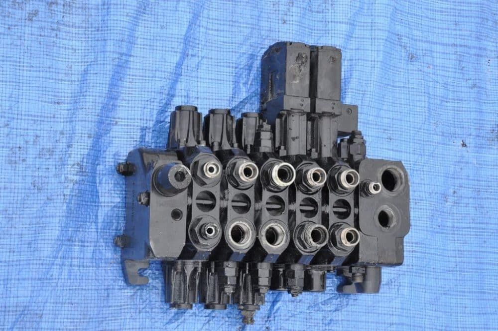 distribuitor hidraulica miniexcavator komatsu pc58