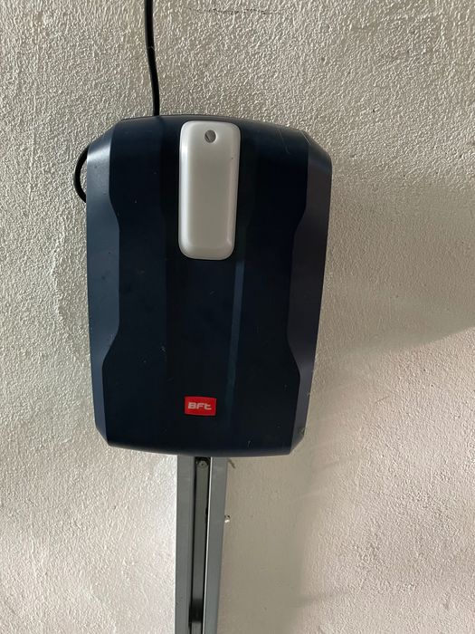 Usa de garaj cu telecomanda