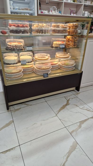 Продам холодильную витрину Carboma