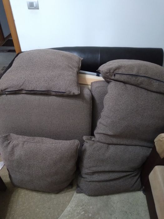 Vand canapea extensibila de doua locuri si 5 perne mari