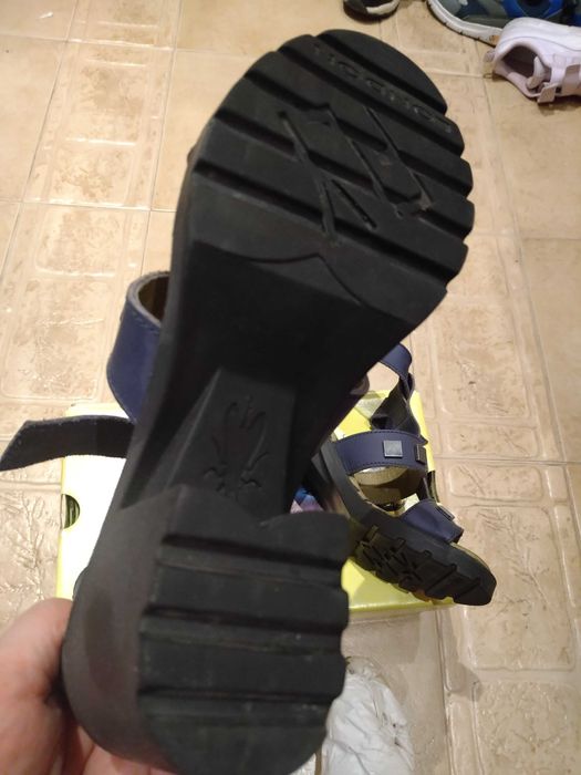 Сандали Fly London