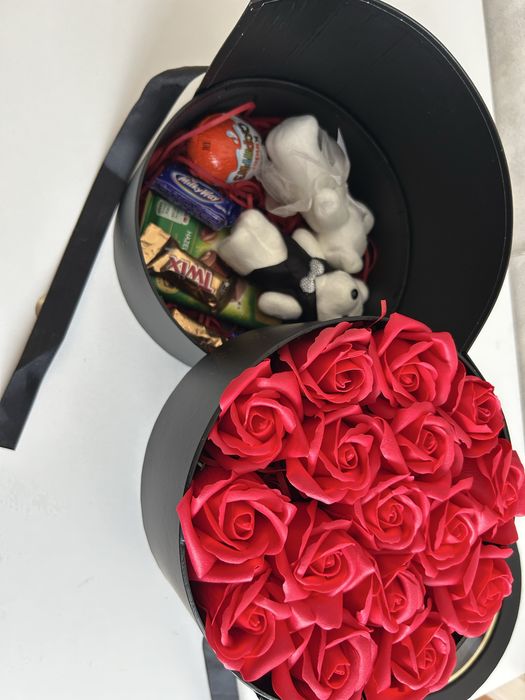 Цветы и сладости подарка