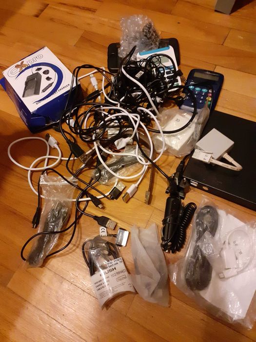 Няколко кабели с различни видове USB-та