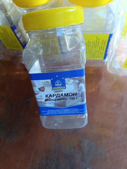 Банки пластиковые с крышками.