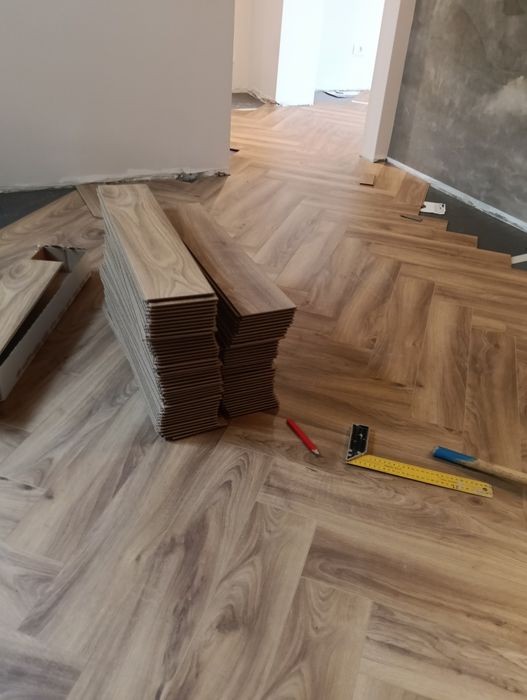 Montaj parchet laminat stratificat herringbone LVT plinta