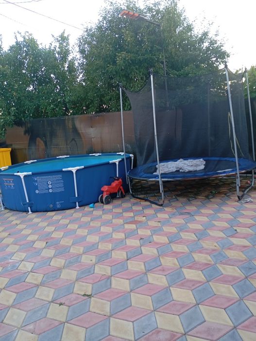Piscina și trambulina