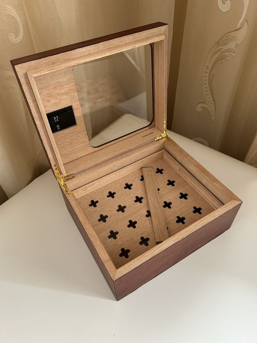 Луксозен хумидор от кедрово дърво с хигрометър – нов, 55 пури