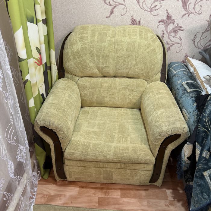 Продам кресло в гостинную