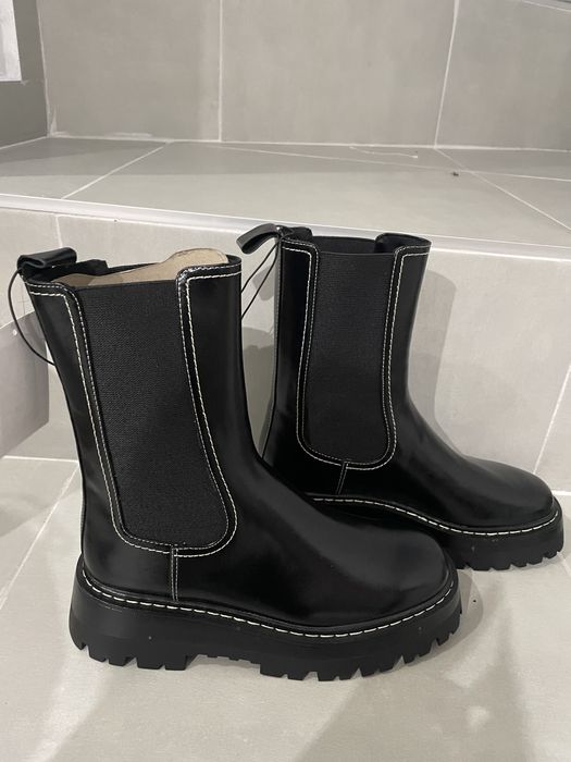 Черни ботуши