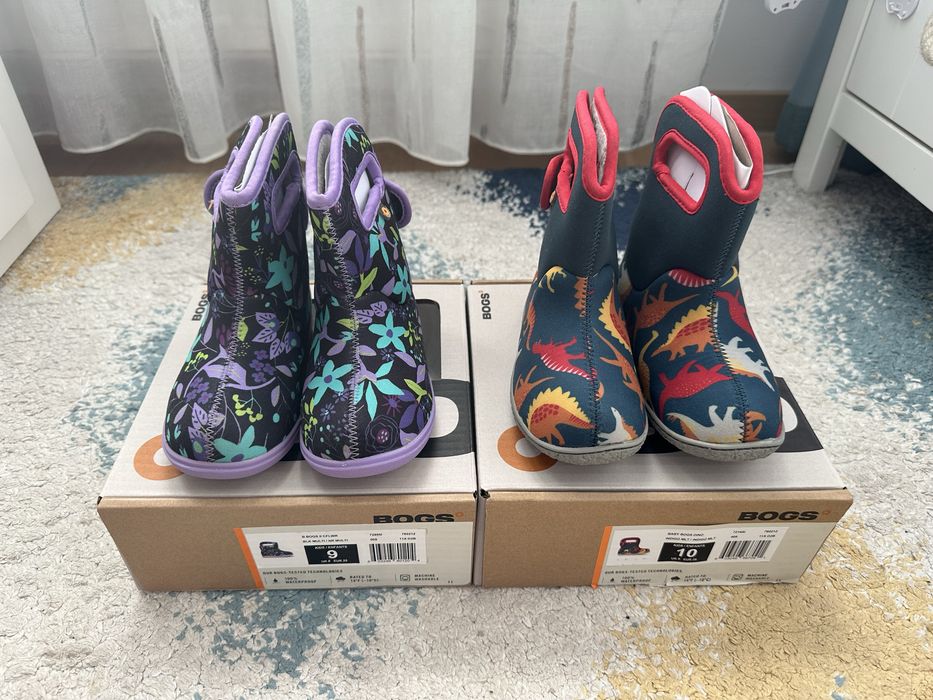 Cizme de zapada Baby Bogs marimea 25 EU cele cu flori, si 26 EU cele cu dinozauri, 150 lei/perechea