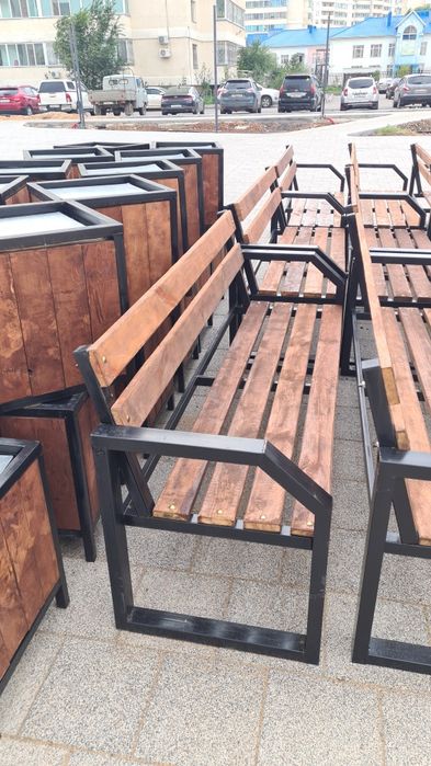 Уличные скамейки и урны