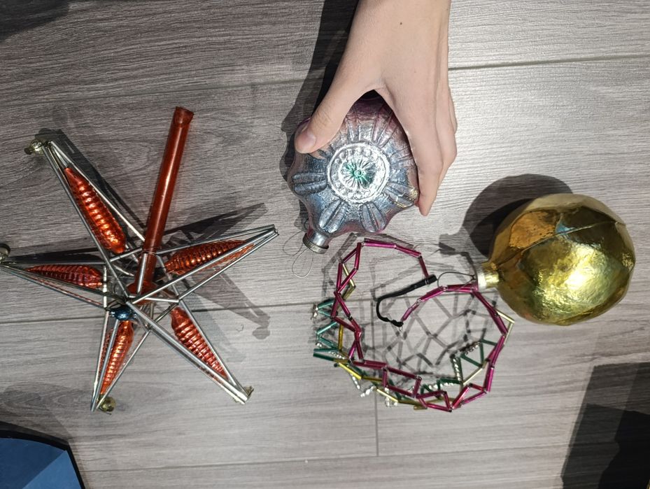 Старинные новогодние игрушки,корона,звезда и большие шары