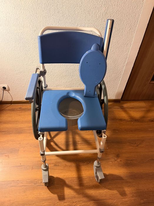 Scaun WC cu roti blocabile