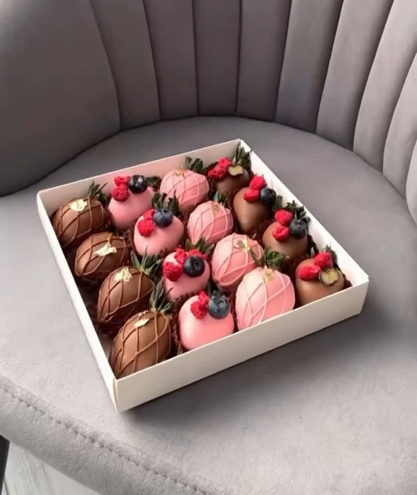 Клубника шоколад Крупный әдемі, сәнді.