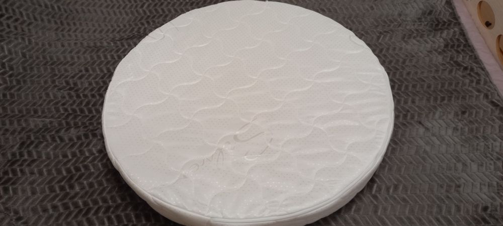 Продам матрас детский,белого цвета