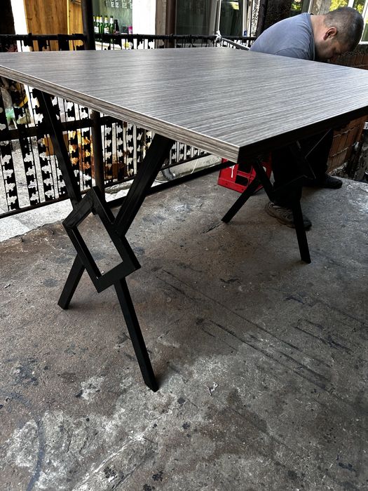 Нови ръчно изработени маси с метална конструкция