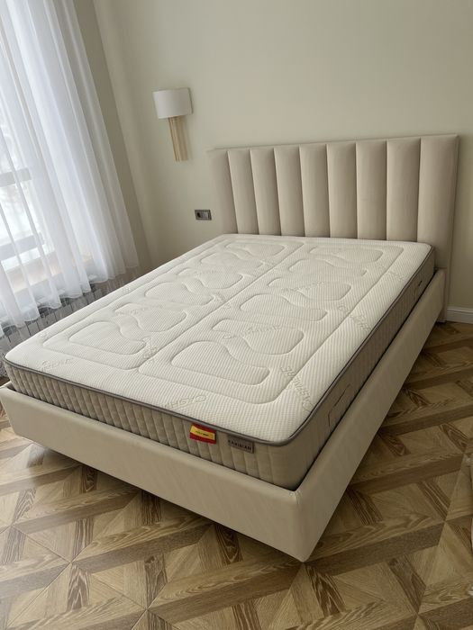 Кровать с матрасом