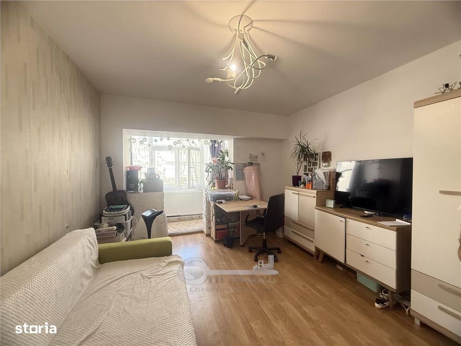 2 Cam Galata Bulevard, Et 1, Decomandat,  2 Balcoane