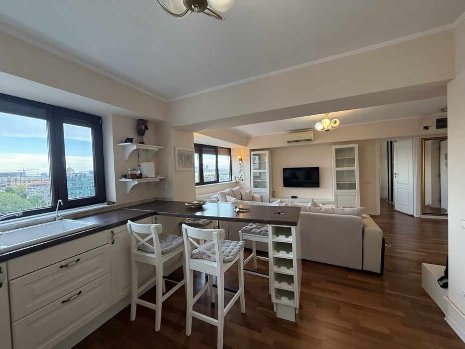 Apartament tip penthouse în piața romană