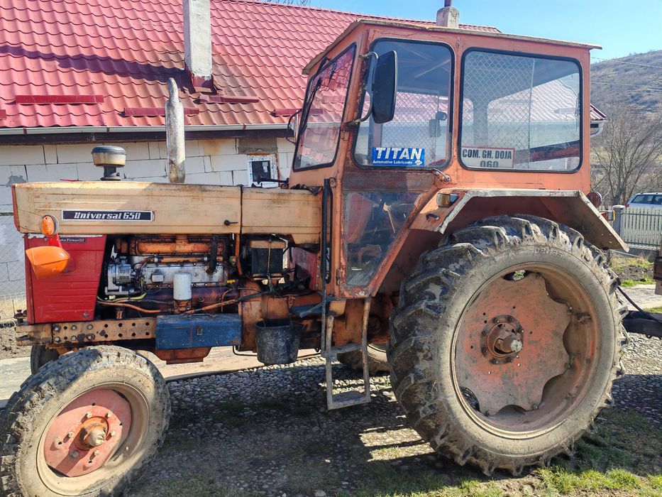 Tractor Universal 650