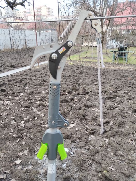Vând foarfeca telescopică pentru crengi