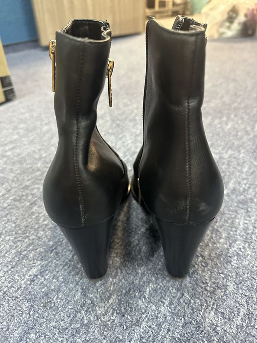 Botine Guess impecabile