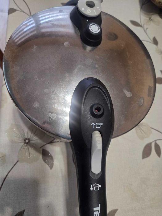 Тенджера под налягане Tefal 6л.