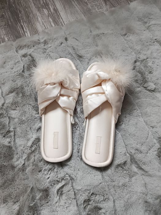 Сатенени чехли с пух OYSHO