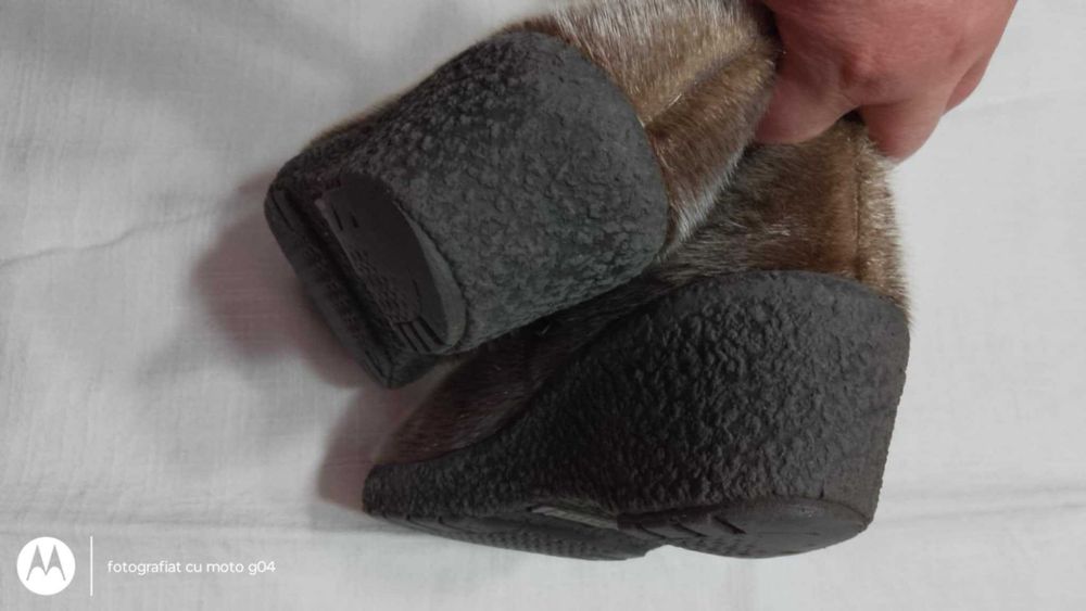 Cizme blana captusite cu  lana mar.38