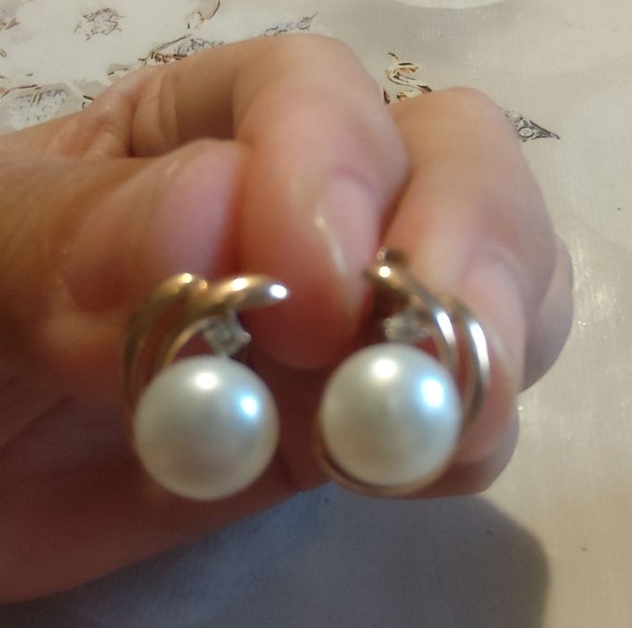 Продам золотые серьги.