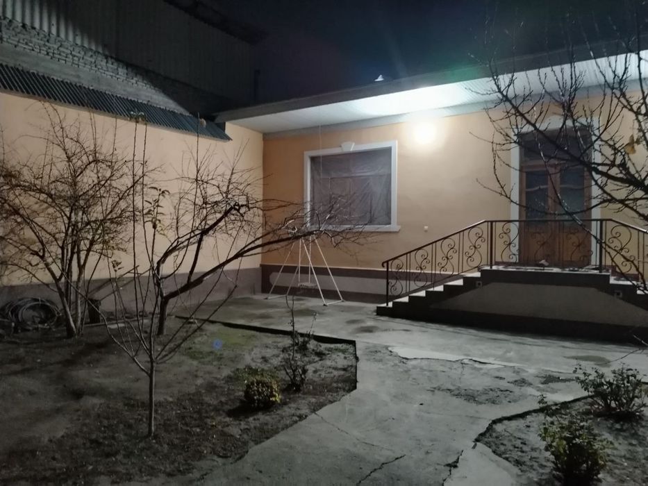 4 сотихлик ховли сотилади, 2та санузел, 2 хонали уйи бор