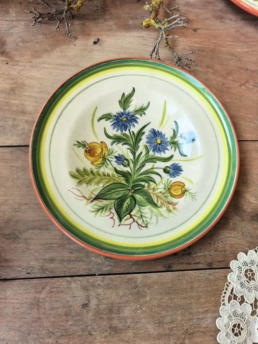 Чинии за стена..