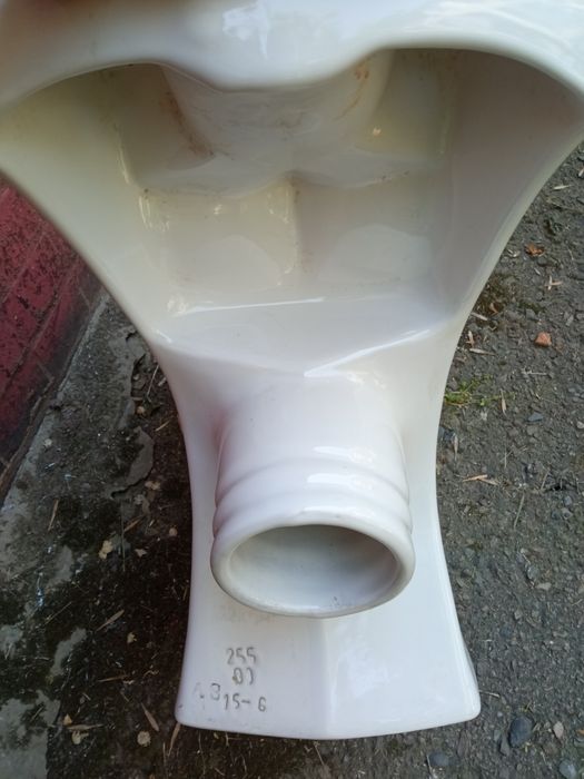 Унитаз без бочка почти новый.