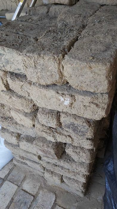 Стари кирпичи от глина и слама