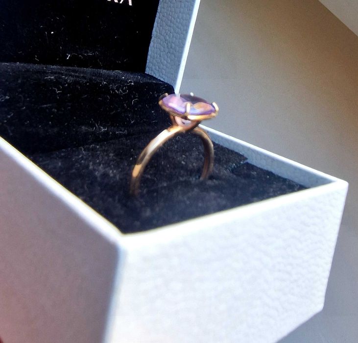 Кольцо с натуральным аметистом.