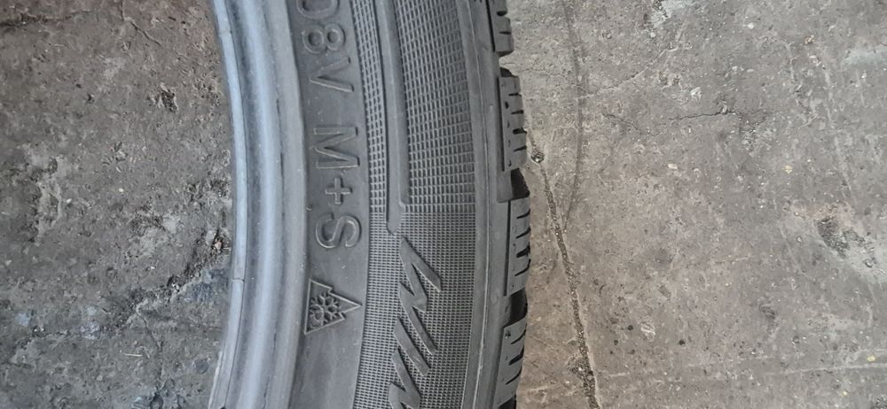 4 anvelope iarna Vredestein 275/40/22,dot 2020.Pretul este pe bucata.