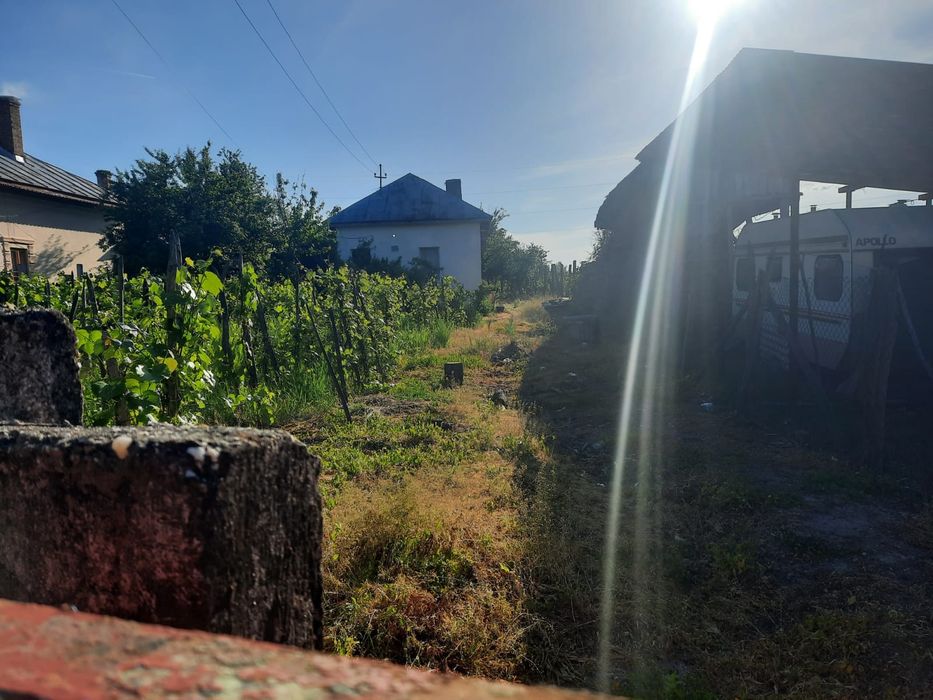 Casa de vânzare cu anexe și teren arabil