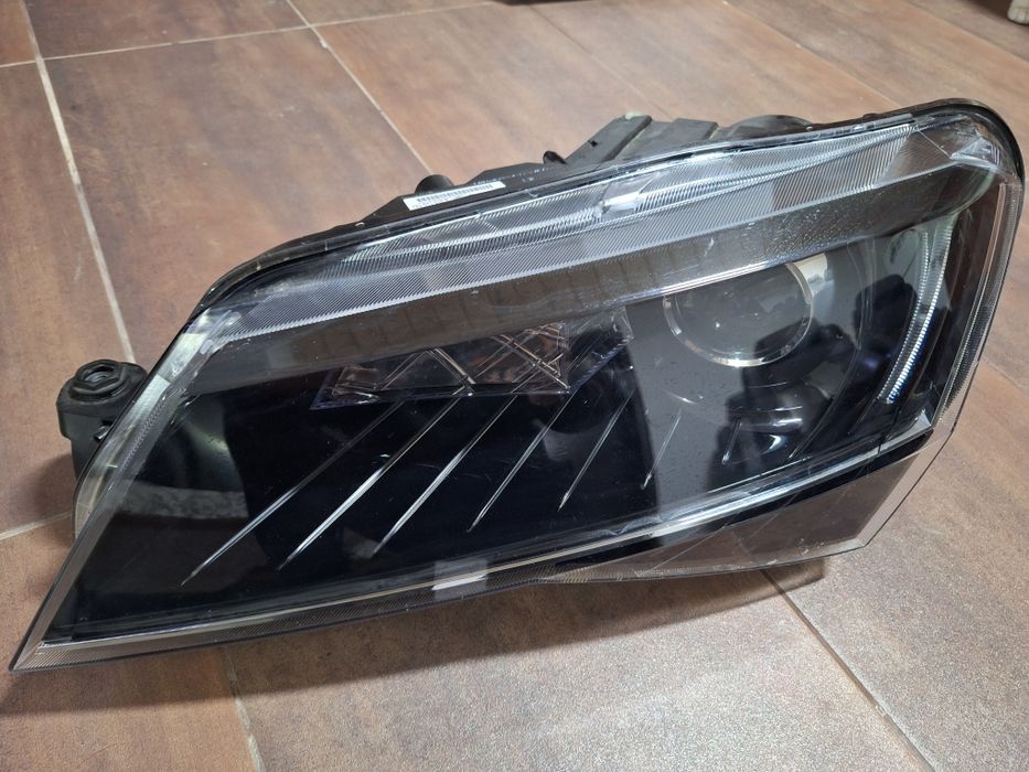 Ляв биксенонов  фар шкода супърб 3 оригинален 3v1.941.015.b.