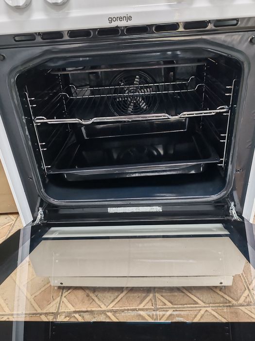 Свободно стояща печка с керамичен плот Gorenje с 2 години Гаранция!