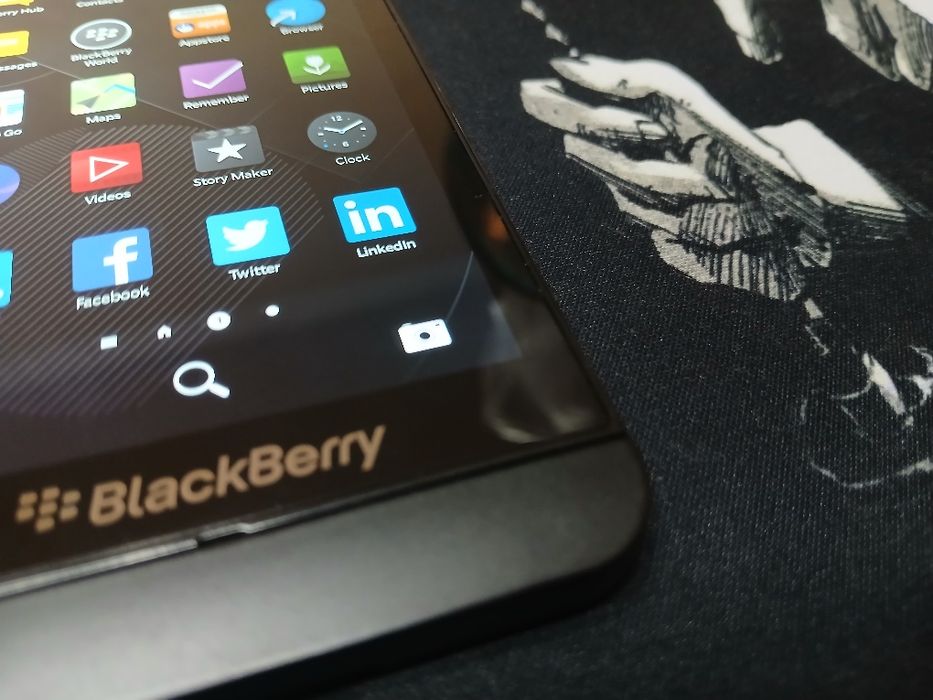 Assalom alekum telefon sotiladi Original Black Berry Z10 16Gb