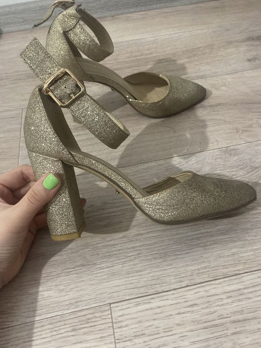 Золотистый туфли