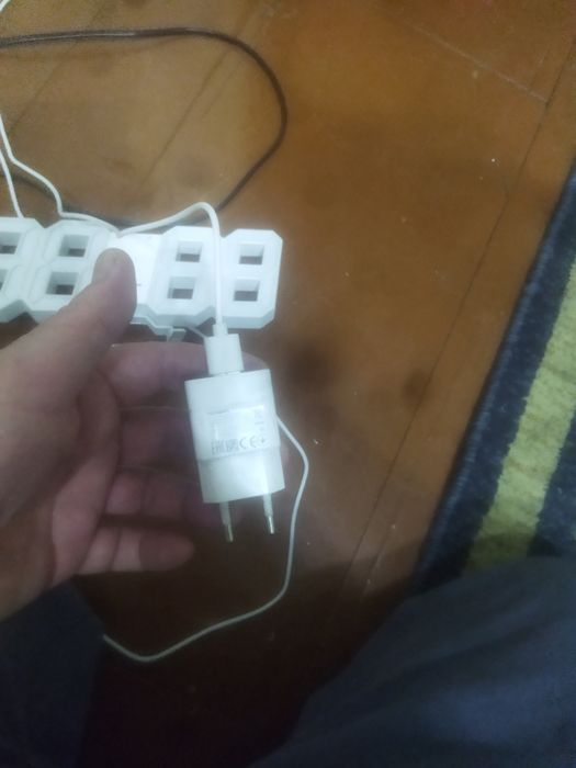 Продам настольные электронные часы.