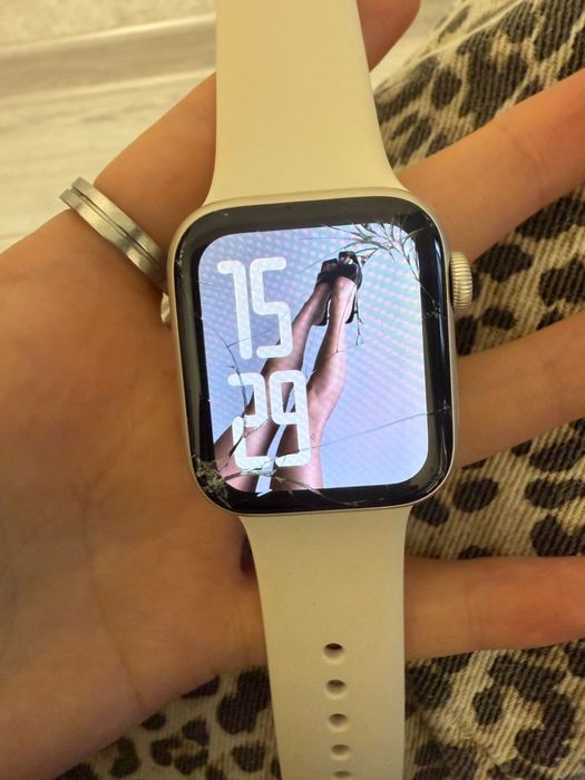 Продам apple watch se 2024 года