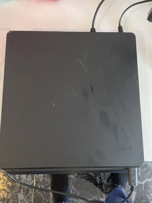 Vand PlayStation 4 Slim in stare buna de functionare. Pret negociabil.