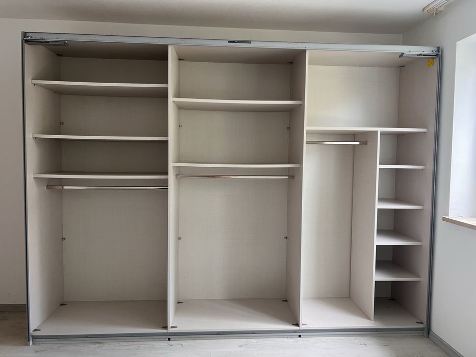 Dressing/Dulap 300/223/64 cm 3 usi culisante sticla gri/oglinda